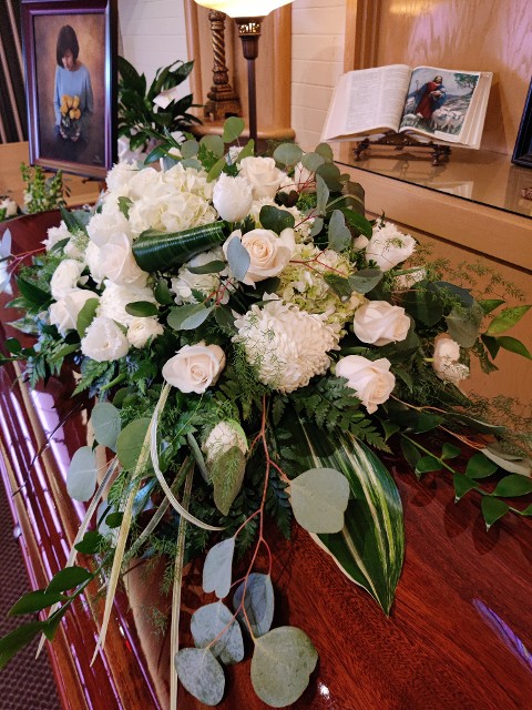 white casket flowers with fringe tulips